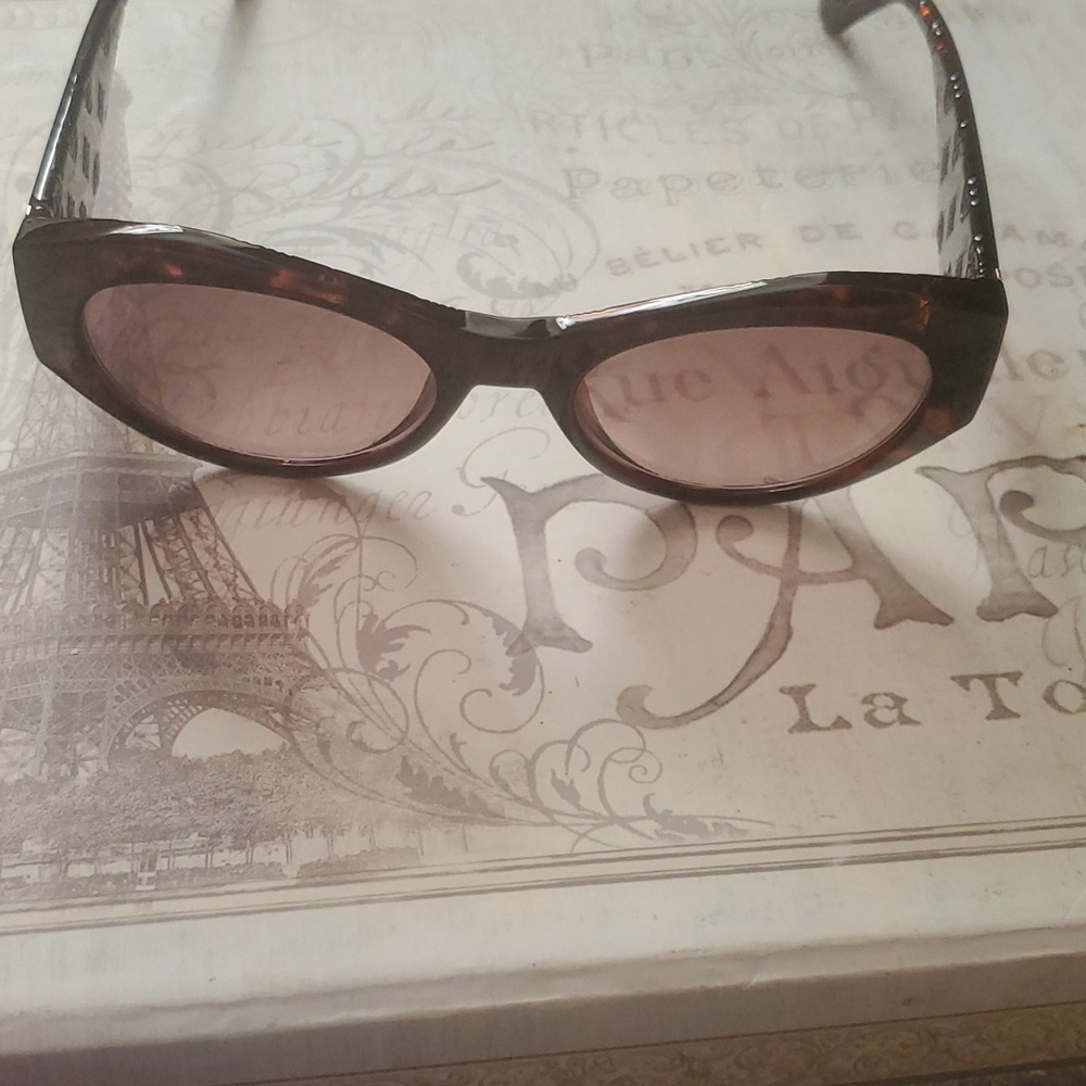 GUESS SHADES
